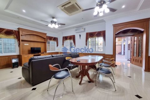 House in Pattaya, Thailand 3 bedrooms № 196847 - photo 7