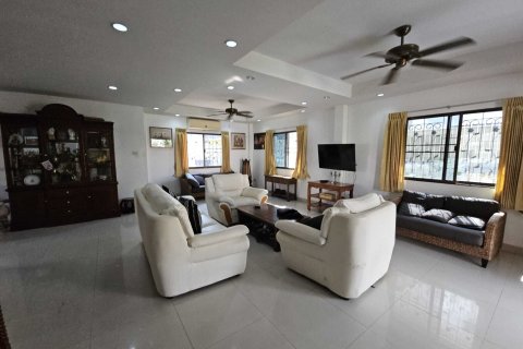 House in Pattaya, Thailand 4 bedrooms № 159315 - photo 17