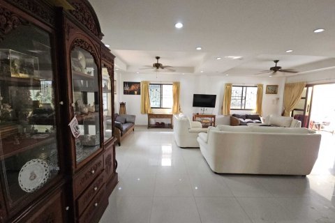 House in Pattaya, Thailand 4 bedrooms № 159315 - photo 16