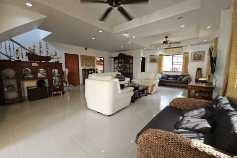 House in Pattaya, Thailand 4 bedrooms № 159315 - photo 2