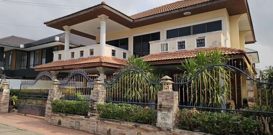House in Pattaya, Thailand 4 bedrooms № 159315
