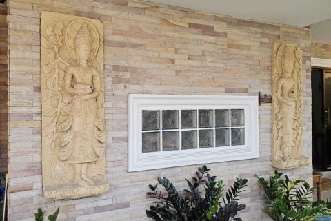 House in Pattaya, Thailand 4 bedrooms № 159315 - photo 3
