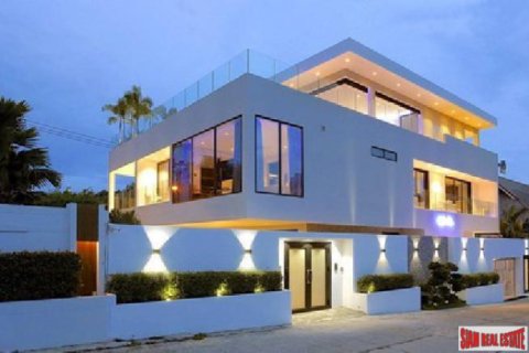 Villa in Pattaya, Thailand 8 bedrooms № 193641 - photo 5