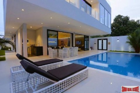 Villa in Pattaya, Thailand 8 bedrooms № 193641