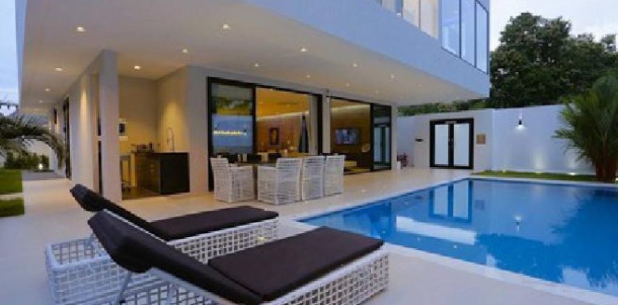 Villa in Pattaya, Thailand 8 bedrooms № 193641