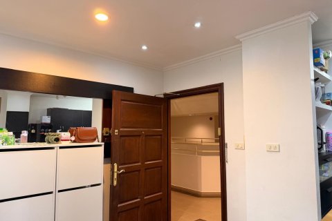 Condo in Watthana, Bangkok, Thailand, 2 bedrooms  № 144886 - photo 15