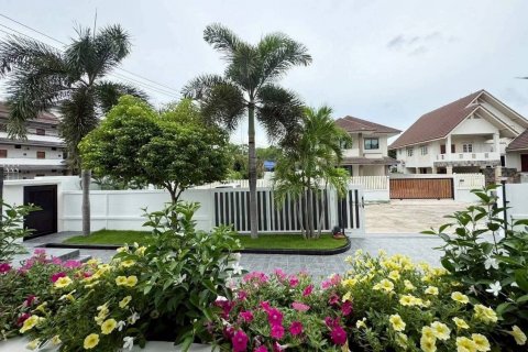 House in Pattaya, Thailand 4 bedrooms № 144884 - photo 2