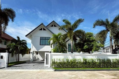 House in Pattaya, Thailand 4 bedrooms № 144884 - photo 3