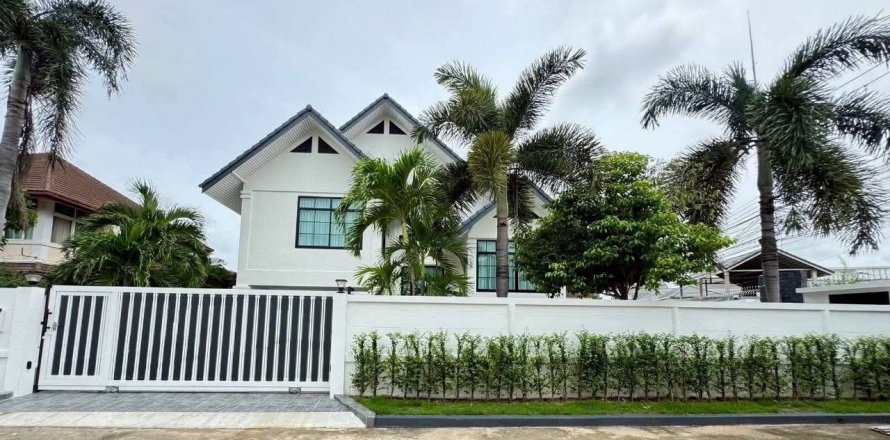 House in Pattaya, Thailand 4 bedrooms № 144884