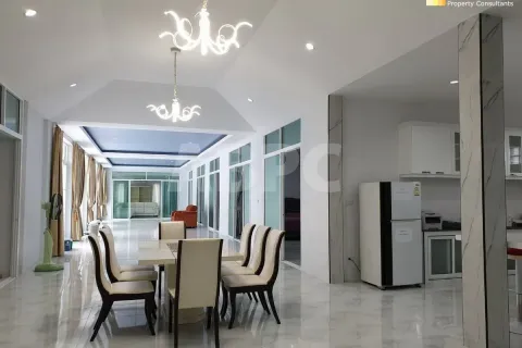 Casa de 4 dormitorios en Pattaya, Tailandia № 211158 - foto 17
