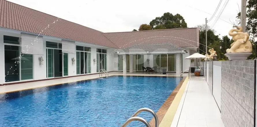 Casa de 4 dormitorios en Pattaya, Tailandia № 211158