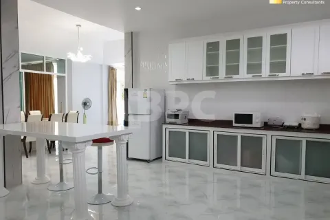 Casa de 4 dormitorios en Pattaya, Tailandia № 211158 - foto 9