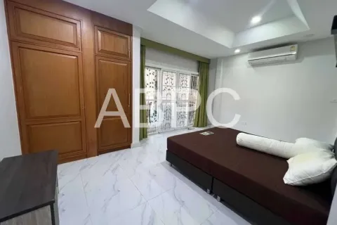 Casa de 4 dormitorios en Pattaya, Tailandia № 211571 - foto 3