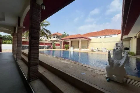 Casa de 4 dormitorios en Pattaya, Tailandia № 211571 - foto 15