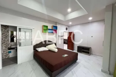 Casa de 4 dormitorios en Pattaya, Tailandia № 211571 - foto 2