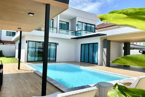 Villa in Pattaya, Thailand 5 bedrooms № 152666 - photo 2