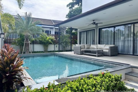 House in Pattaya, Thailand 4 bedrooms № 153746 - photo 1