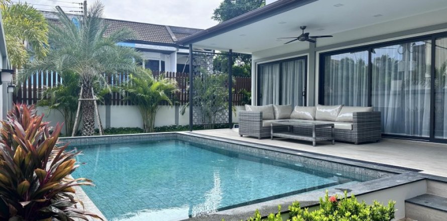 House in Pattaya, Thailand 4 bedrooms № 153746