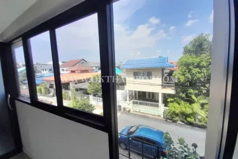 Townhouse in Nonthaburi, Thailand 3 bedrooms № 155112 - photo 2