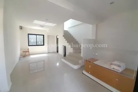 Townhouse in Nonthaburi, Thailand 3 bedrooms № 155112 - photo 2