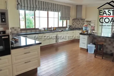 Casa de 4 dormitorios en Pattaya, Tailandia № 213203 - foto 11