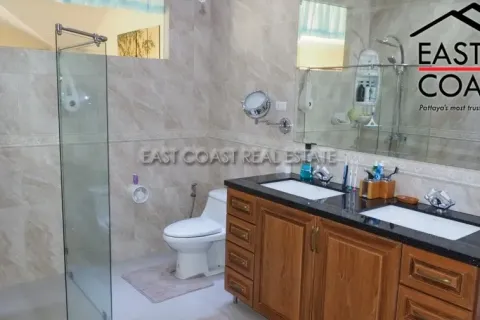 Casa de 4 dormitorios en Pattaya, Tailandia № 213203 - foto 15