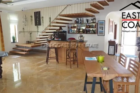 Casa de 4 dormitorios en Pattaya, Tailandia № 213203 - foto 13