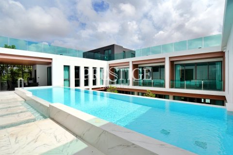House in Pattaya, Thailand 6 bedrooms № 198387
