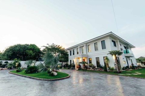 Villa in Hua Hin, Thailand 5 bedrooms № 160572 - photo 1