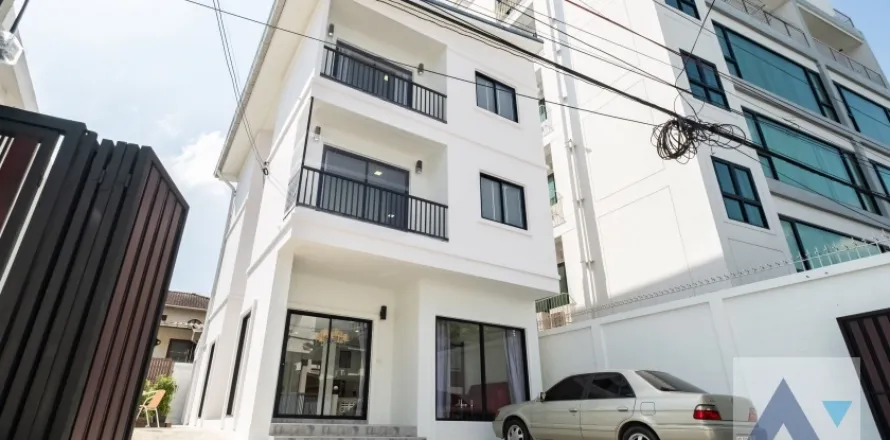 Casa de 3 dormitorios en Watthana, Bangkok, Tailandia № 214377