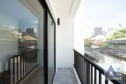 Casa de 3 dormitorios en Watthana, Bangkok, Tailandia № 214377 - foto 2