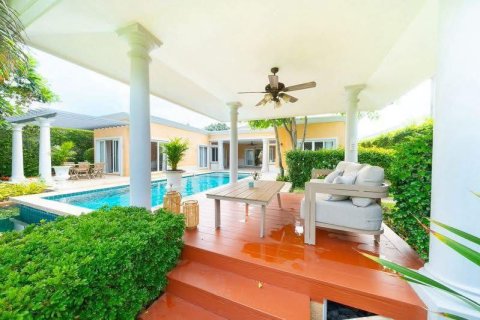 Chalet de 4 dormitorios en Pattaya, Tailandia № 173937 - foto 2