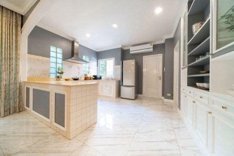 Chalet de 4 dormitorios en Pattaya, Tailandia № 173937 - foto 11