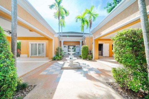 Chalet de 4 dormitorios en Pattaya, Tailandia № 173937 - foto 6