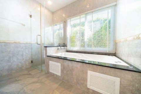 Chalet de 4 dormitorios en Pattaya, Tailandia № 173937 - foto 16