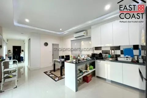 Casa de 7 dormitorios en Pattaya, Tailandia № 213371 - foto 5