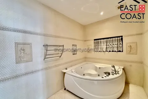 Casa de 4 dormitorios en Pattaya, Tailandia № 213369 - foto 17