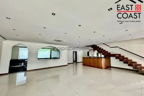 Casa de 4 dormitorios en Pattaya, Tailandia № 213369 - foto 8