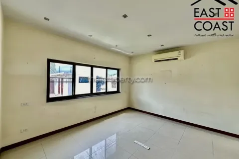Casa de 4 dormitorios en Pattaya, Tailandia № 213369 - foto 15