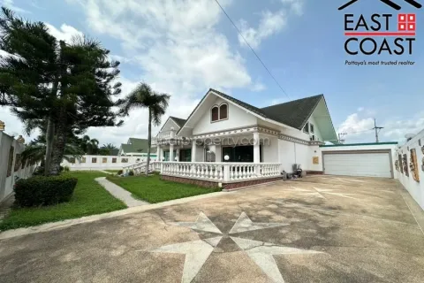 Casa de 4 dormitorios en Pattaya, Tailandia № 213369 - foto 3