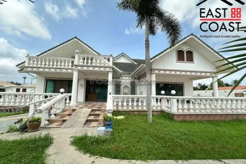 Casa de 4 dormitorios en Pattaya, Tailandia № 213369 - foto 2