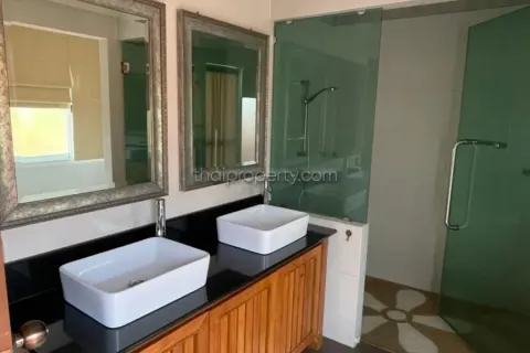 Casa de 5 dormitorios en Pattaya, Tailandia № 213372 - foto 17