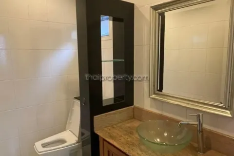 Casa de 5 dormitorios en Pattaya, Tailandia № 213372 - foto 8