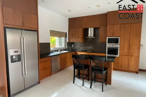 Casa de 5 dormitorios en Pattaya, Tailandia № 213372 - foto 4