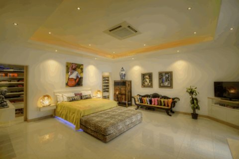 House in Pattaya, Thailand 4 bedrooms № 193158 - photo 4