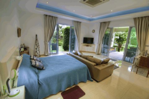 House in Pattaya, Thailand 4 bedrooms № 193158 - photo 3