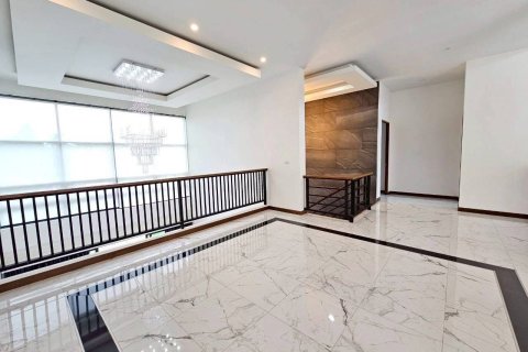 House in Surat Thani, Thailand 5 bedrooms № 159047 - photo 18