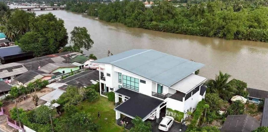 House in Surat Thani, Thailand 5 bedrooms № 159047