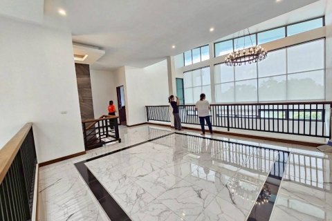 House in Surat Thani, Thailand 5 bedrooms № 159047 - photo 17