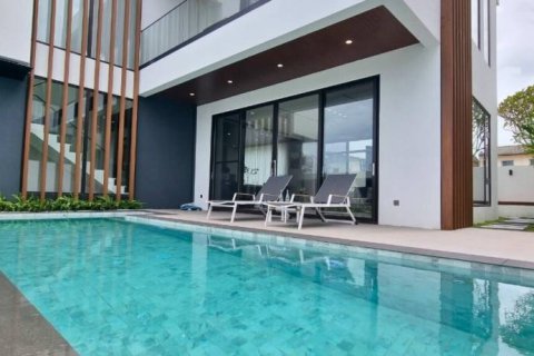 Villa in Pattaya, Thailand 4 bedrooms № 114492 - photo 1